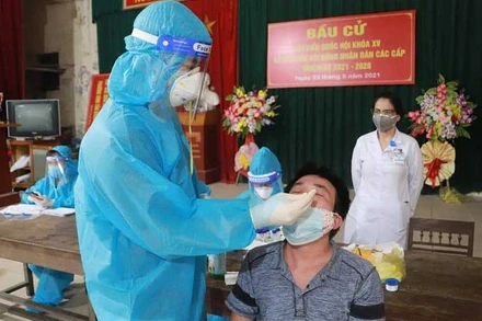 Lấy mẫu xét nghiệm trên diện rộng toàn bộ TP Vinh.