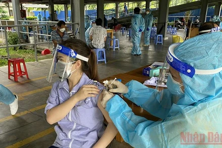 Tiêm vaccine cho công nhân KCX Tân Thuận vào sáng 15/8