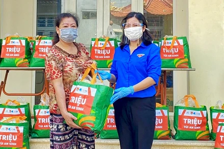 Chương trình “Triệu túi an sinh” đến với người dân khó khăn tại phường Ngọc Hà (quận Ba Đình, TP Hà Nội).