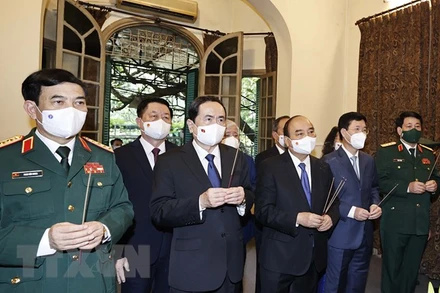 Chủ tịch nước Nguyễn Xuân Phúc dâng hương tưởng nhớ Đại tướng Võ Nguyên Giáp. (Ảnh: TTXVN)