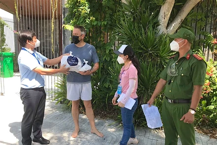 Ông Cao Đình Hải, Chủ tịch UBND phường Nại Hiên Đông, quận Sơn Trà thăm, tặng quà người nước ngoài hiện đang sinh sống, tạm trú trên địa bàn.