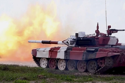 Xe tăng của đội tuyển Việt Nam bắn đạn thật hiệu chỉnh pháo chính. Ảnh: TRỌNG HẢI