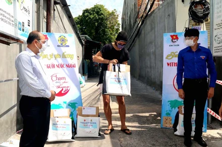 Đại diện Tỉnh đoàn Bình Thuận cùng nhà tài trợ trao quà cho người nước ngoài tại phường Hàm Tiến, TP Phan Thiết 