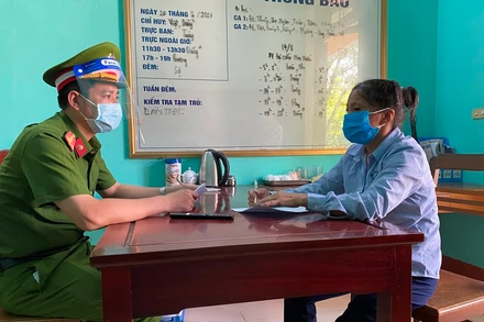 Chị Nguyễn Thị Hương khai nhận vi phạm tại cơ quan công an.