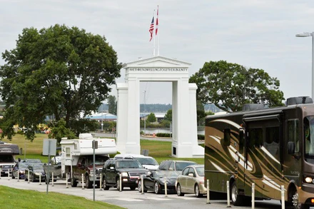 Du khách xếp hàng dài để vào Canada tại cửa khẩu biên giới Peace Arch ở Surrey, British Columbia, Canada ngày 9/8/2021. (Ảnh: REUTERS)