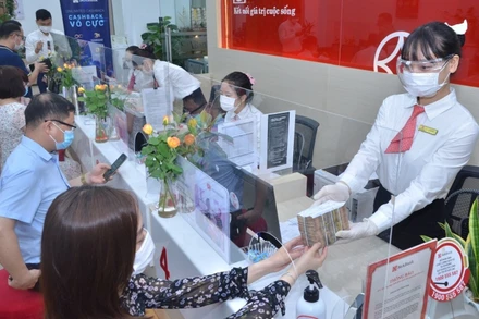 Khách hàng giao dịch tại SeABank.