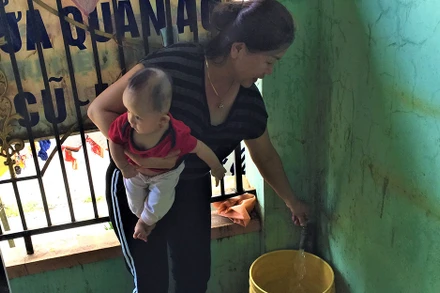 Người dân thành phố Buôn Ma Thuột vui mừng khi tỉnh quyết định giảm giá nước sinh hoạt do ảnh hưởng của dịch Covid-19.