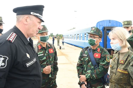 Đại tá Yushkov, cán bộ phụ trách báo chí và thông tin của Bộ Quốc phòng Nga trao đổi với phóng viên báo chí Việt Nam. Ảnh: TRỌNG HẢI
