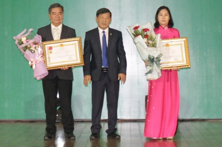 Chủ tịch UBND thị xã Tân Uyên Đoàn Hồng Tươi (bên trái). 