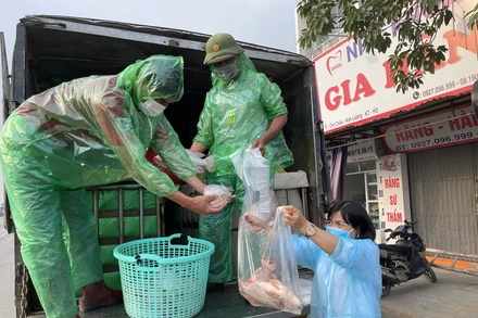 Hỗ trợ nhu yếu phẩm cho nhân dân vùng dịch ở huyện Kim Thành.