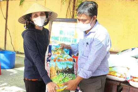 Người dân được trao tặng nhu yếu phẩm.