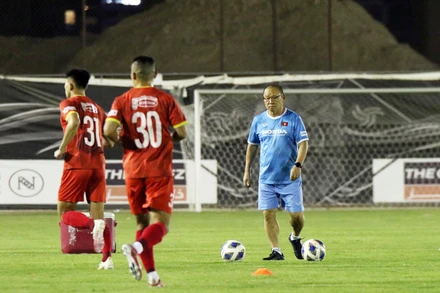 HLV Park Hang Seo như thường lệ vẫn theo sát từng động tác tập luyện của các học trò. 