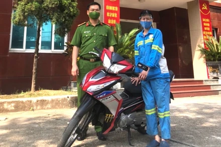 Chị Lê Thị Trâm xúc động nhận chiếc xe máy Công an quận Nam Từ Liêm tặng. 