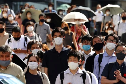Người dân đeo khẩu trang trên đường phố tại Tokyo, Nhật Bản, ngày 6/8/2021. (Ảnh: Reuters) 