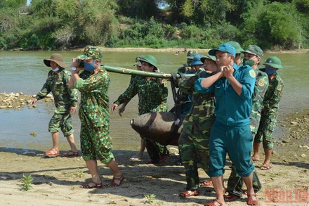 Lực lượng bộ đội đưa quả bom đến nơi hủy nổ an toàn.