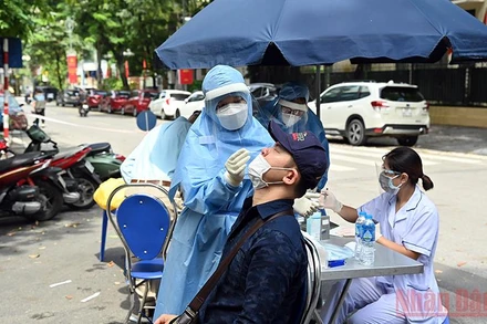 Xét nghiệm cho người dân tại phường Lê Đại Hành. (Ảnh: DUY LINH)