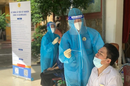 Lấy mẫu cho người dân tại khu vực quận Ba Đình. (Ảnh: NT)