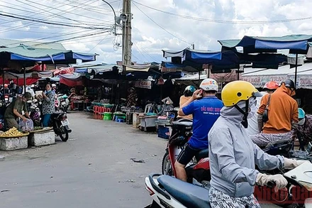 Xuất hiện tình trạng nhiều người dân tập trung mua sắm ở chợ, có trường hợp không đeo khẩu trang.