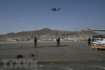Binh sỹ Mỹ gác tại sân bay Kabul, Afghanistan. (Ảnh: AFP/TTXVN)