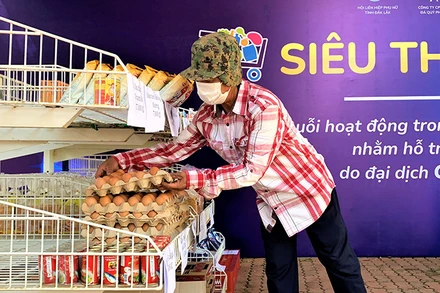 Một người nghèo chọn trứng gà tại Siêu thị mi ni không đồng.