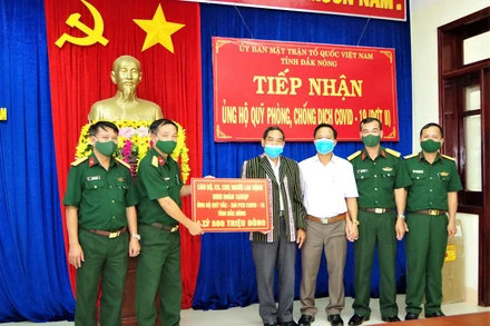 Lãnh đạo Binh đoàn 16 trao 1,5 tỷ đồng cho đại diện tỉnh Đắk Nông.