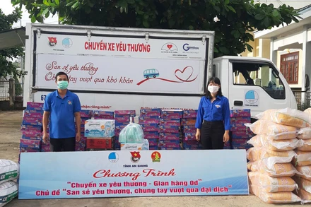 “Chuyến xe yêu thương” của tuổi trẻ An Giang giúp người dân trong mùa dịch Covid-19.