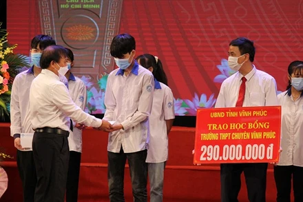 Trao học bổng của Quỹ Khuyến học cho học sinh Trường THPT chuyên Vĩnh Phúc.