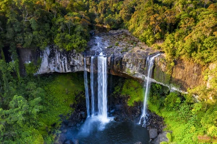 Vẻ đẹp kỳ vĩ thác Hang Én