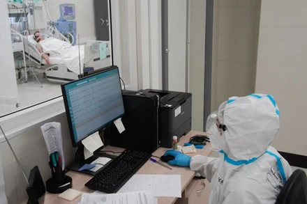 Điều trị bệnh nhân Covid-19 tại phòng chăm sóc đặc biệt. (Nguồn: Moskva 24)