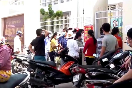 Rất đông người đến tiêm vaccine phòng Covid-19, nhưng Trung tâm Y tế TP Phan Thiết không triển khai, thực hiện các biện pháp phòng, chống dịch theo đúng quy định.