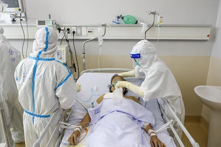 Các bác sĩ đang nỗ lực điều trị cho các ca bệnh nặng.