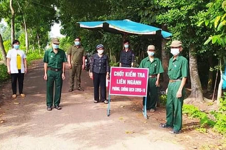 Lực lượng Cựu Chiến binh huyện Củ Chi tham gia bảo vệ tại chốt phòng, chống Covid-19. (Ảnh: CTV)