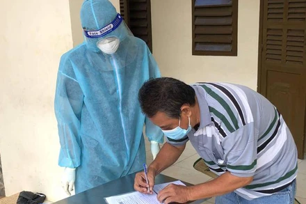 Bệnh nhân làm thủ tục xuất viện.