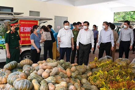 Bí thư Thành ủy Đinh Tiến Dũng kiểm tra tại điểm cung ứng hàng hoá cho khu vực phong tỏa phường Văn Miếu (Ảnh: DUY LINH).