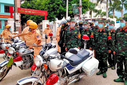 Những chiến sĩ áo xanh tuần tra cùng các lực lượng tại Phù Yên.