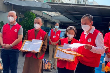 Hội Chữ thập đỏ TP Hồ Chí Minh khen thưởng đột xuất các tình nguyện viên Câu lạc bộ “Chuyến xe nghĩa tình”.