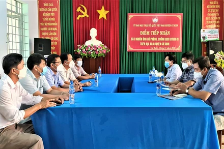 Các phóng viên làm việc với lãnh đạo Huyện ủy Cư Kuin.