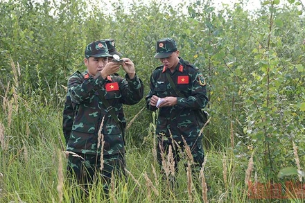 Thành viên đội tuyển Địa hình quân sự thực hành huấn luyện nội dung "Cắt góc phương vị" tại thao trường Alabino. Ảnh: TRỌNG HẢI