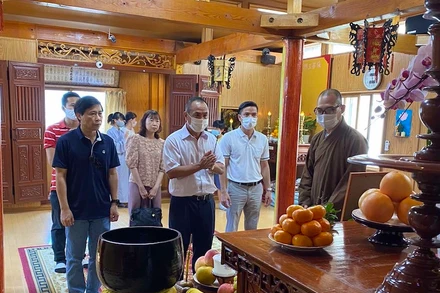 Tổng Lãnh sự Việt Nam tại Osaka Nguyễn Hồng Hà đã đến thăm chùa Hòa Lạc, ngày 8/8. (Ảnh: Tổng Lãnh sự quán Việt Nam tại Osaka)