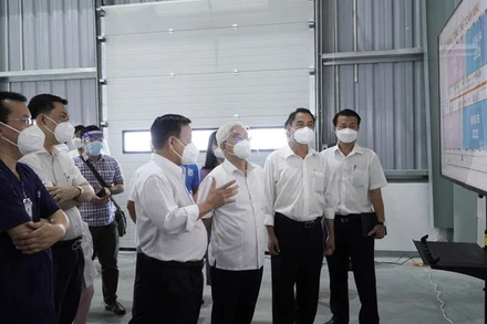 Bí thư Tỉnh ủy Bình Dương Nguyễn Văn Lợi (thứ 3 từ phải sang) và lãnh đạo Tổng Công ty Becamex IDC tham quan Khu điều trị bệnh nhân Covid-19 Thới Hòa.