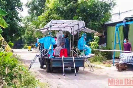 Đoàn viên, thanh niên huyện Tháp Mười thiết kế xe hỗ trợ lấy mẫu xét nghiệm lưu động trong khu phong tỏa.