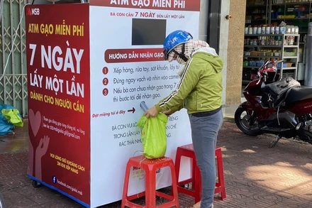 Chị Nguyễn Thị Mỹ Dung (tổ 6, phường Diên Hồng, TP Pleiku) đến nhận gạo tại cây “ATM gạo” do MSB Gia Lai tổ chức. (Ảnh: HÀ ĐỨC THÀNH)