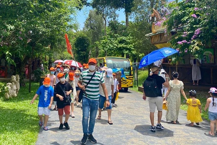 Hướng dẫn viên du lịch đã phải tìm nhiều nghề khác để mưu sinh khi dịch Covid-19 đóng băng hoạt động du lịch (Ảnh:ST)