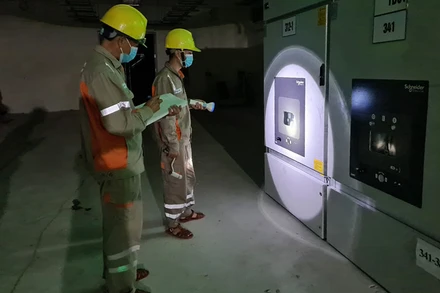 Công nhân đội Quản lý vận hành lưới điện Công ty Điện lực Điện Biên thực hiện thao tác cắt máy.