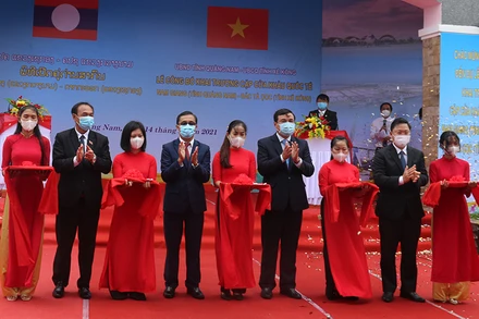 Lãnh đạo 2 tỉnh Quảng Nam - Sê Kông cắt băng khai trương cửa khẩu quốc tế Nam Giang - Đắc Tà Oọc. 