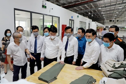 Lãnh đạo tỉnh Nghệ An thăm, động viên và tháo gỡ khó khăn do ảnh hưởng dịch Covid-19 cho doanh nghiệp dệt may ở Yên Thành.