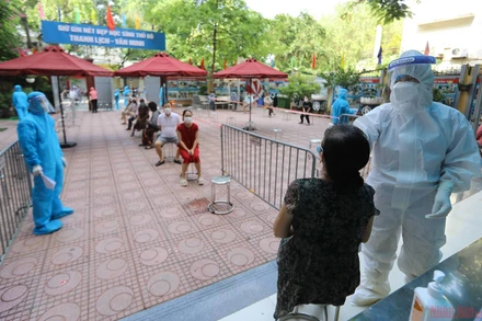 Lấy mẫu xét nghiệm sàng lọc tại quận Hai Bà Trưng (Ảnh: NDĐT)