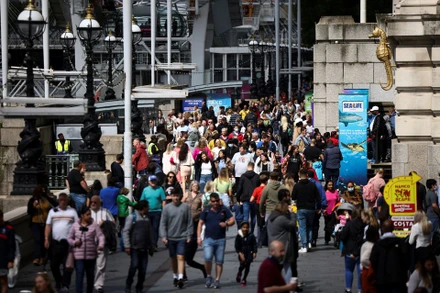 Người dân Anh ở London vẫn đi lại đông đúc ngay giữa đại dịch Covid-19. Ảnh chụp ngày 7/8/2021. (Ảnh: Reuters)