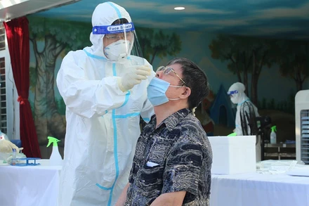 Cán bộ y tế làm xét nghiệm tại phường Kim Giang, quận Thanh Xuân. 