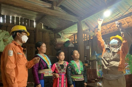 Niềm vui của các hộ dân tộc H’Mông bản Bãi Tám khi có điện.